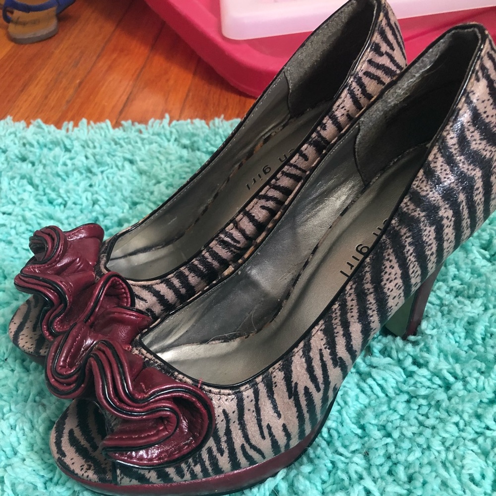 Peep toe pumps